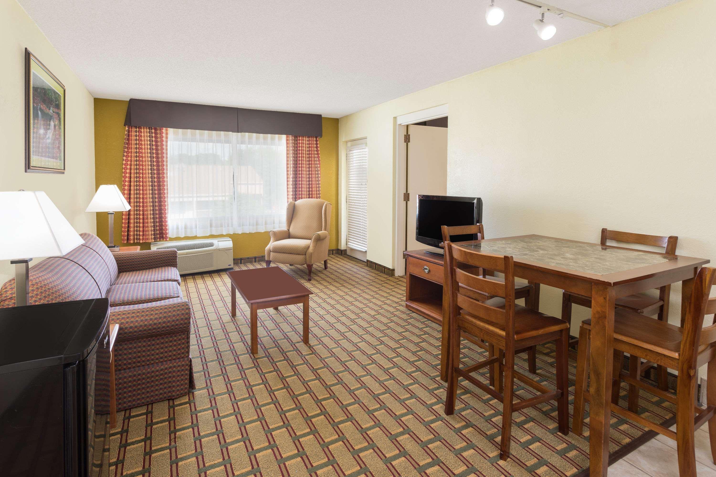 Ramada By Wyndham Asheville Southeast Exterior foto