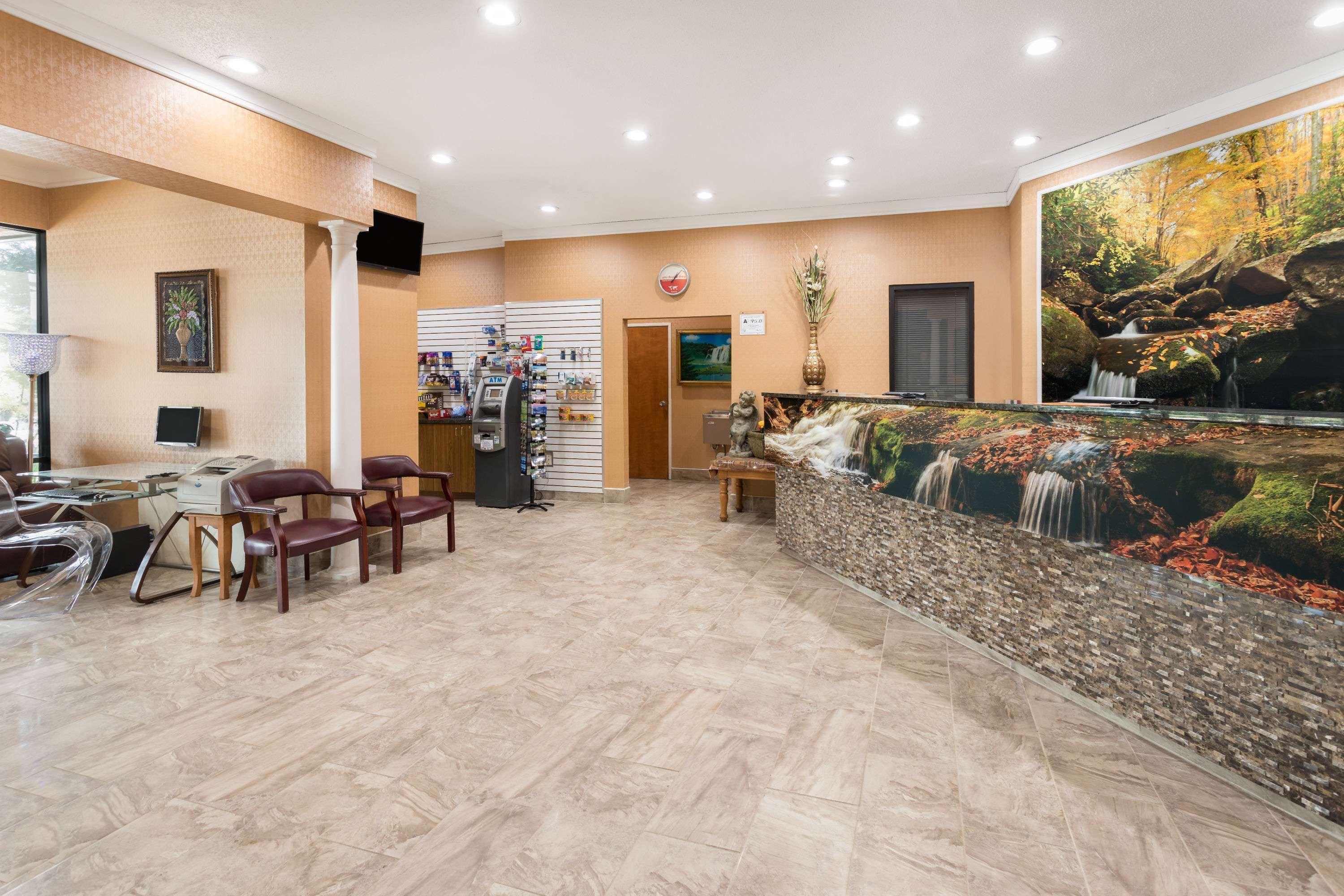 Ramada By Wyndham Asheville Southeast Exterior foto