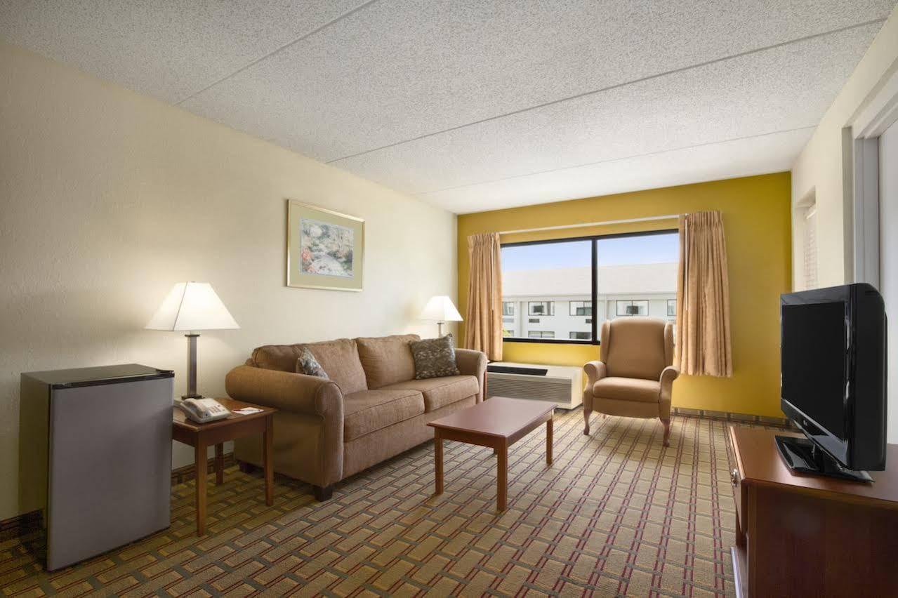 Ramada By Wyndham Asheville Southeast Exterior foto